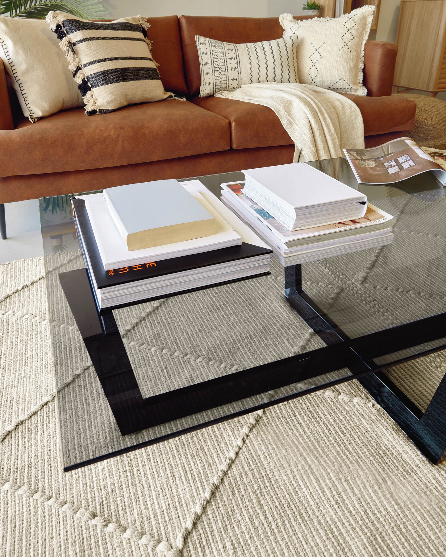 WINNIE BLACK GLASS COFFEE TABLE