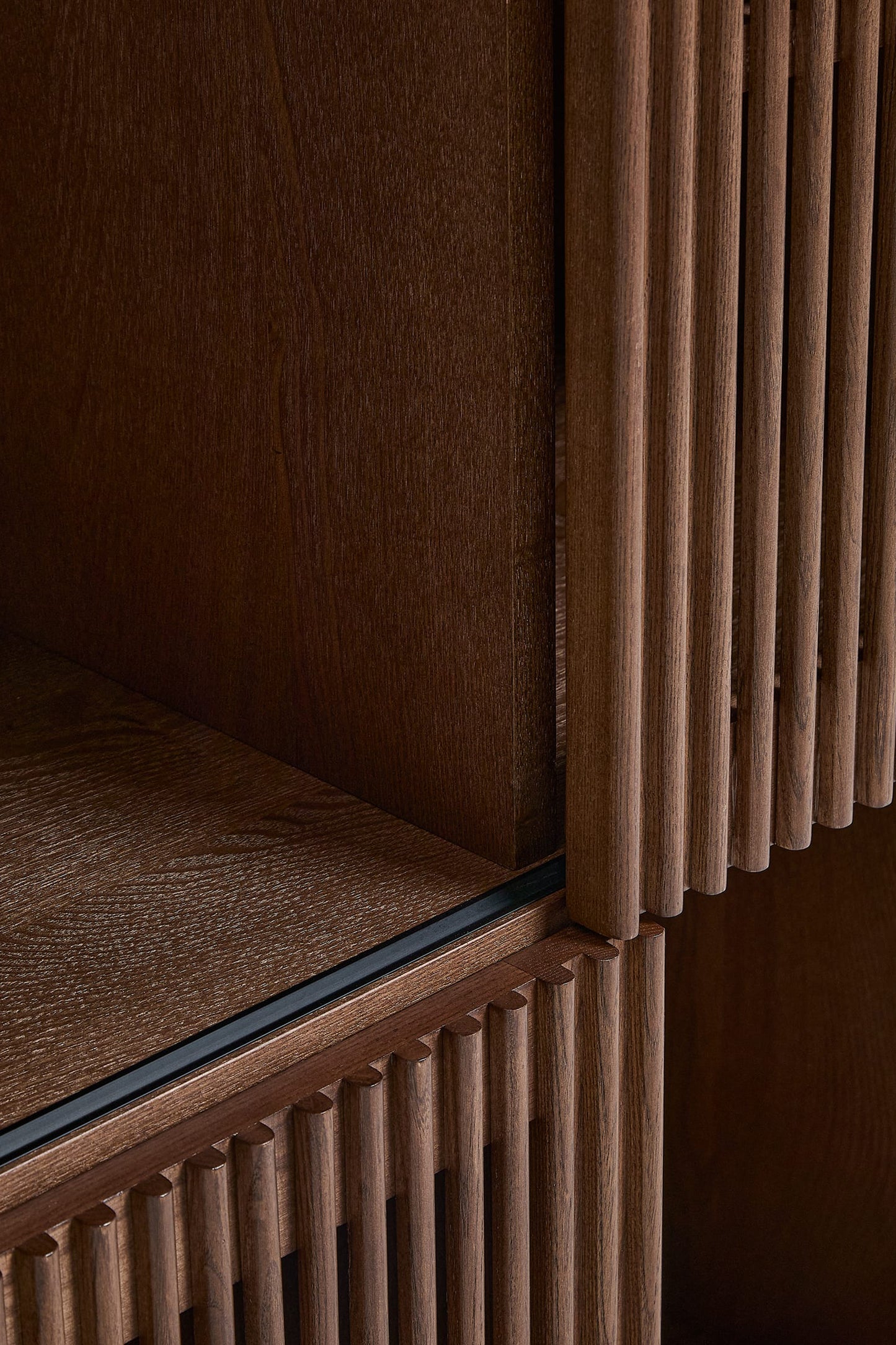 KIRA SHELF UNIT IN OAK VENEER AND SOLID OAK WOOD WITH WALNUT FINISH
