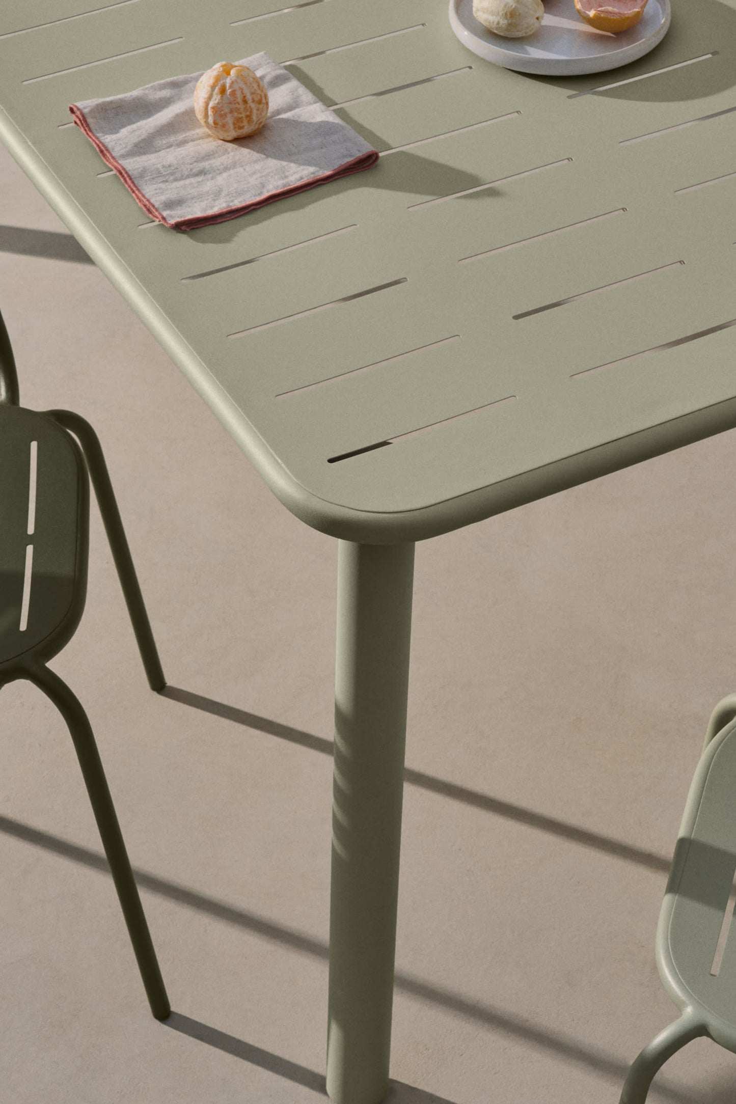 GAIA OUTDOOR TABLE IN TURQUOISE GALVANISED STEEL