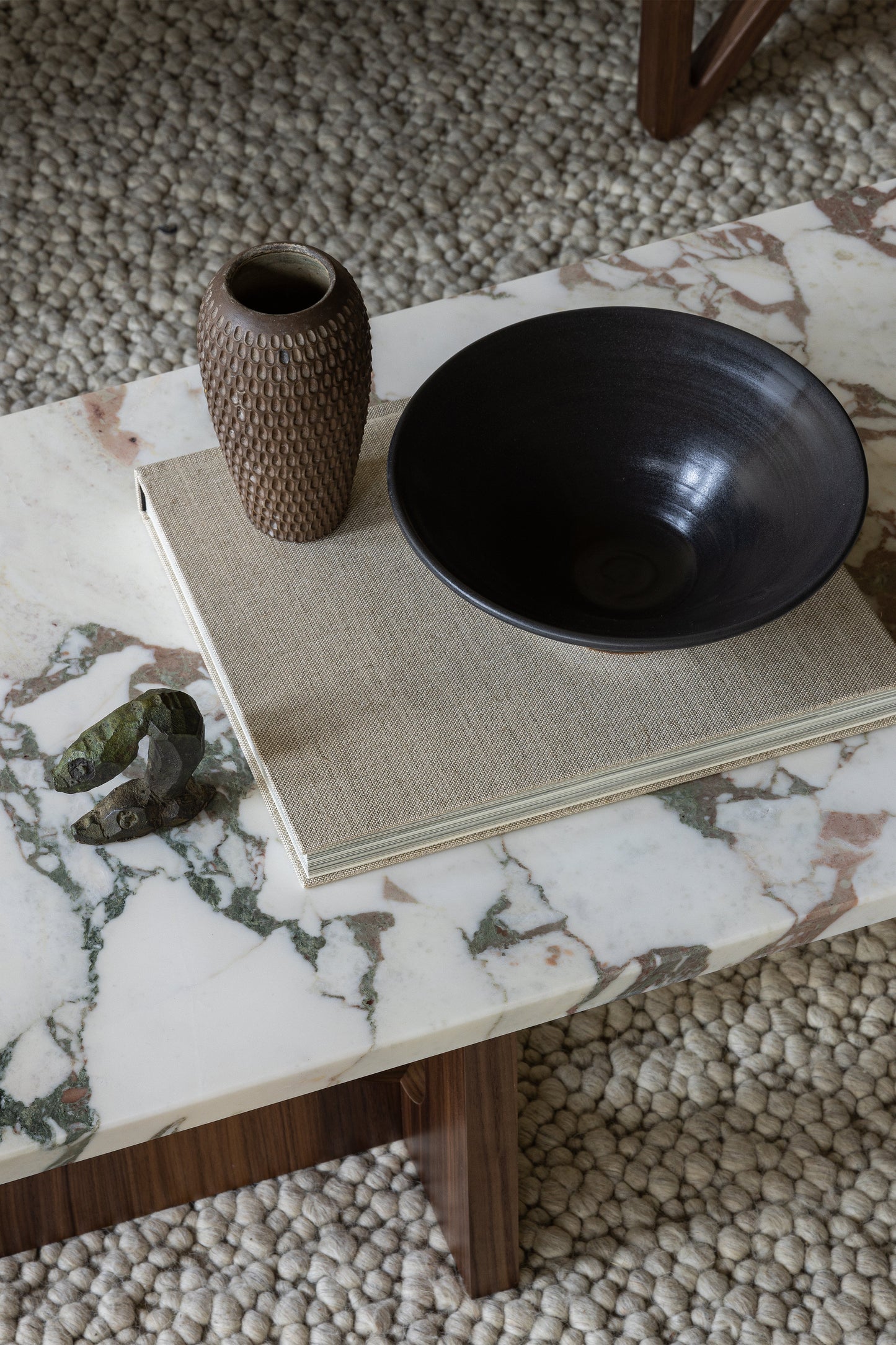 T O  WALNUT  l  CALACATTA VIOLA COFFEE TABLE